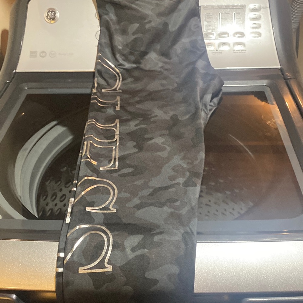 black and grey camo Guess leggings